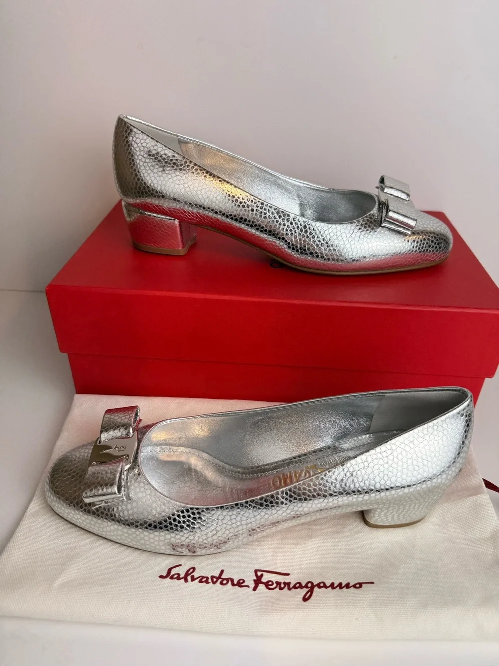 Ferragamo Vara Manta Bow Leather 30mm Pumps In Silver Size 8D